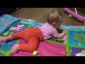Развивающий коврик,как играет ребенок.
