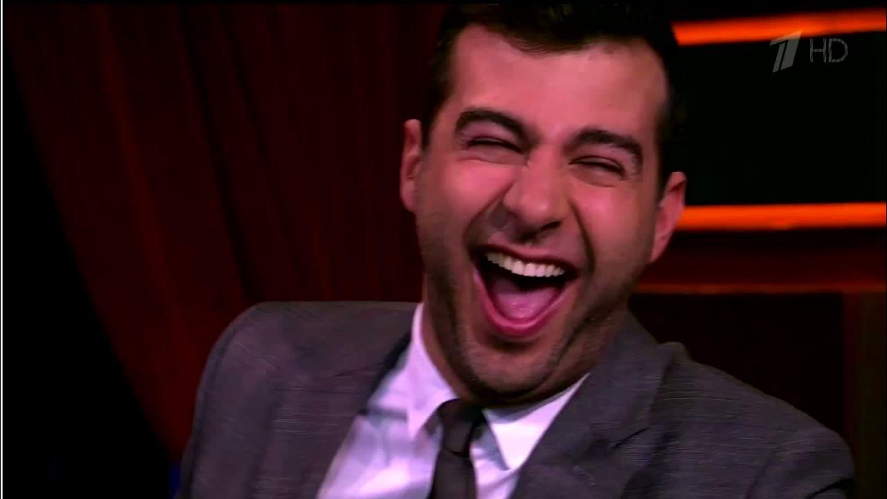 Угорает над ним. Человек, который смеется. Смех жириновского. Угорает над ним. Джей джона джеймсон ржот.