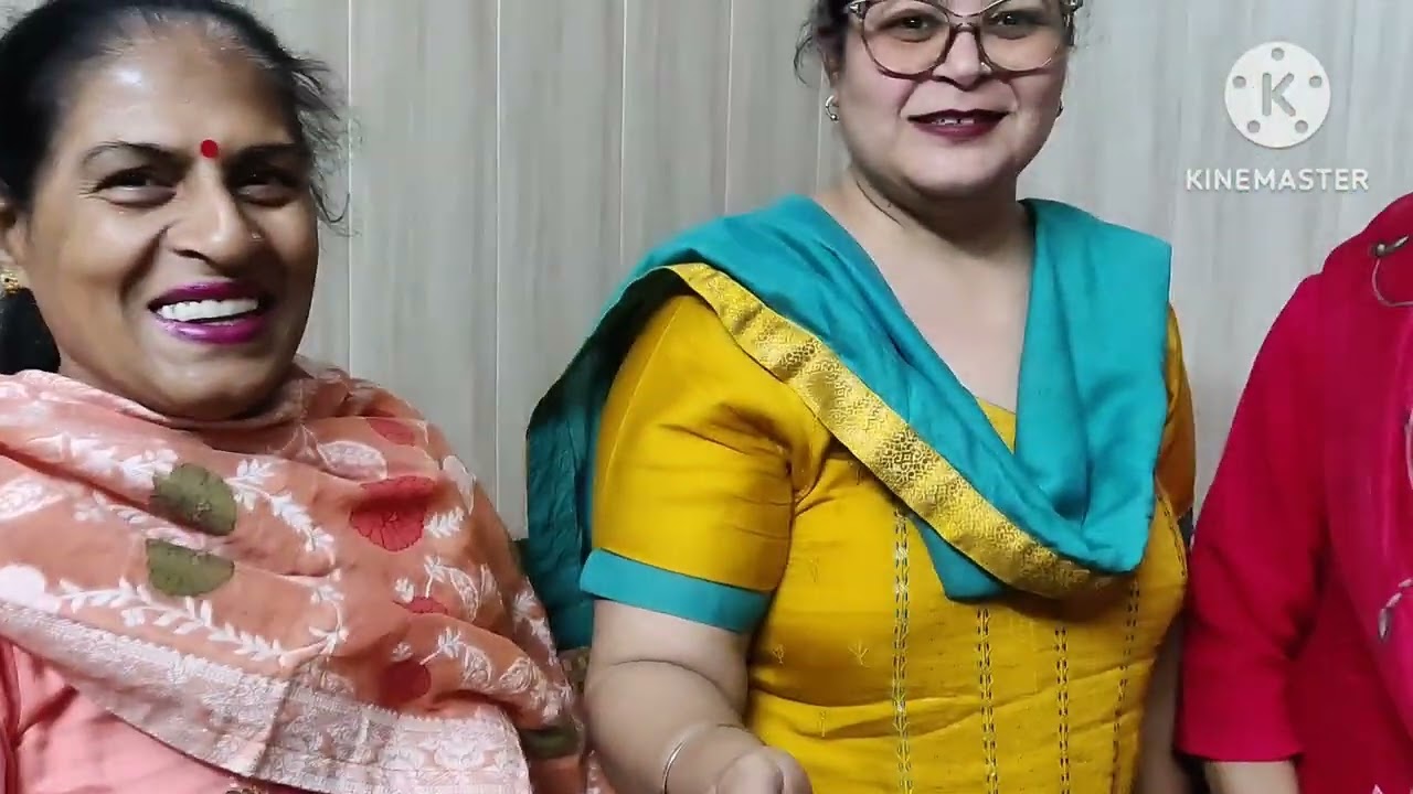 Holi ke liye banae gujiya aur namkin seb fir ki friends ke sath Holi party.