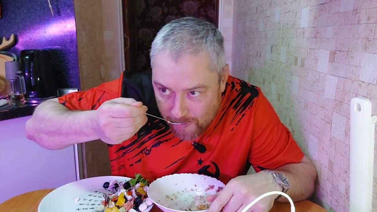 Мукбанг. Салат греческий и тефтели и гречневой кашей. Еда на камеру, обжор.