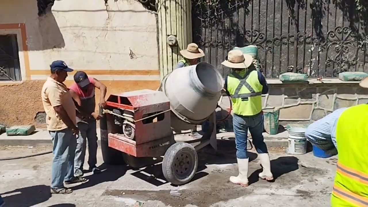 Eder Nájera arreglando la calle del Ranchero por donde pasará nuestra Cabalgata 🐴 de Huitzuco Gro.