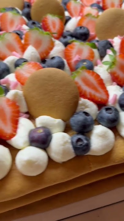 Открытый медовик с крем чизом , ягодной начинкой 🥰 очень нежный и ...