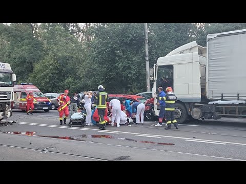 Accident violent la Timisoara, cu doua masini si doua tiruri. Un sofer a murit