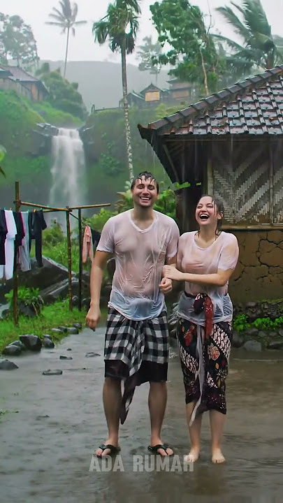 Suami Istri yang Sedang Bermain di Lebatnya Hujan #shorts #short #rainsoundsforsleeping #mandihujan
