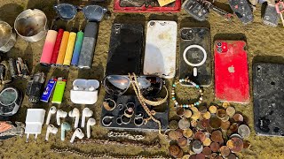Found Gold and lots of iPhones in the River ! Treasure Hunting