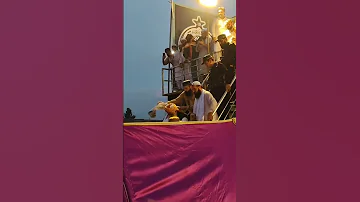 Maulana Sb Media Workers Ko Salam Kar Rahy Hai 