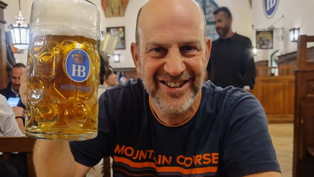 Веселый вечер в мюнхенском Хофбройхаусе с едой, пивом, музыкой, пьянством, драками и полицией