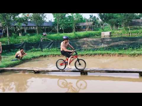 Video Đi xe đạp qua cầu khỉ xem không nhịn được cười - youtube