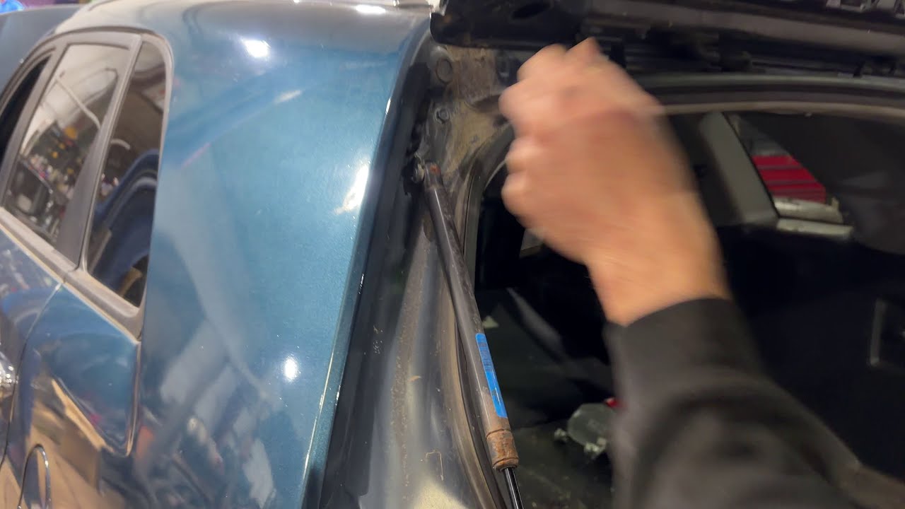 Снятие и замена стоек подъемной двери багажника Kia Sorento 2014 года