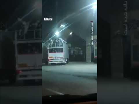 دو کامیون حامل موتورسیکلت جدید درمقابل مقر سپاه فجر استان فارس