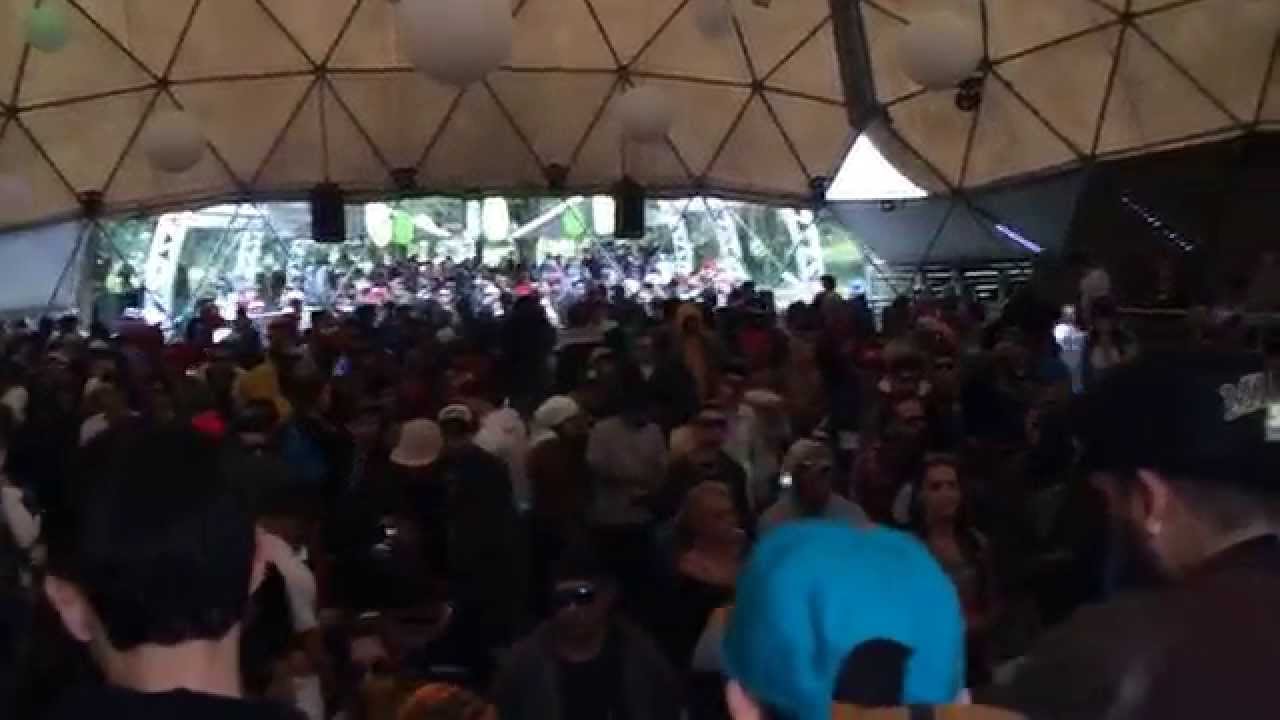 Dash Groove playing "Back (Original Mix)" @ Green House / Park.Art Curitiba (05/10/2014)