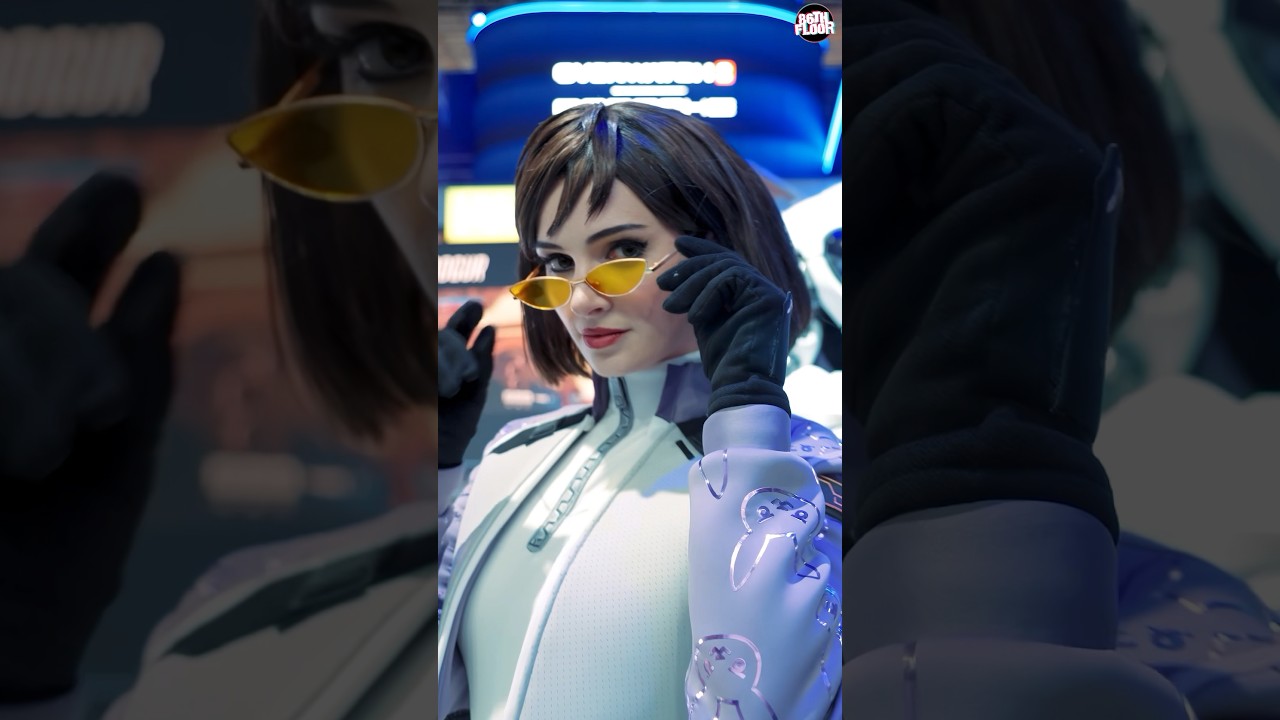 😍 D.Va LIFE SIZED MECH COSPLAY?! 🤖 - Gamescom 2024 #shorts