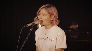 Video thumbnail of "Nina Nesbitt Performs 'Cry Me A River'"