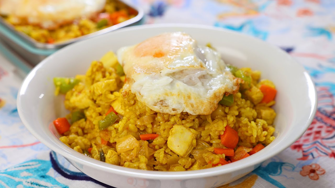 Korean style curry fried rice with chicken (Kare-bokkeumbap: )