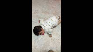 My cousin daughter fight the floor to get iPhone جود تحارب الأرض للحصول على الآيفون