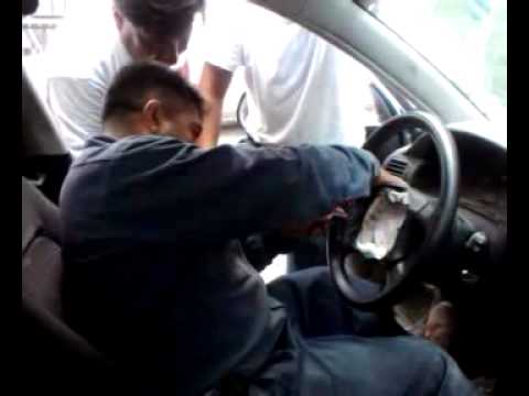Dos Ñañitos tratando de cambiar una bolsa de aire - YouTube fuse box on 2007 jetta 