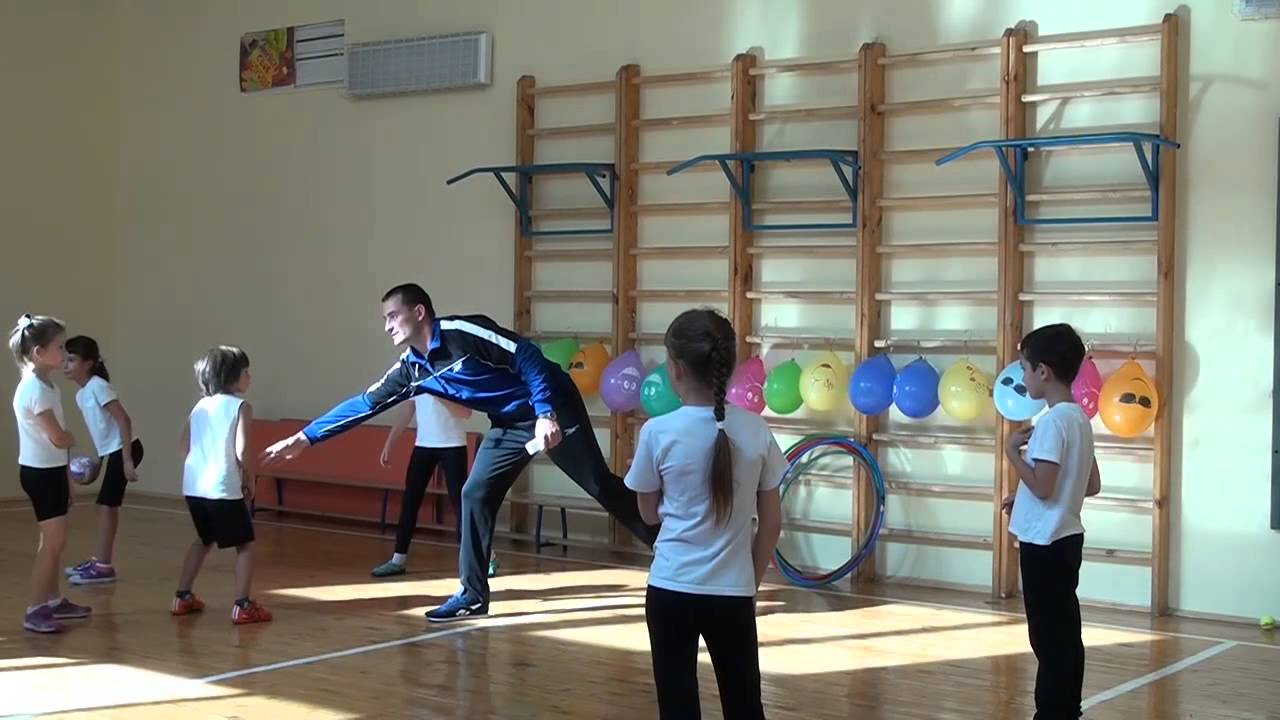 урок физической культуры. занятия физкультурой в школе. учитель по физической культуре. физическая культура в сельских школах россии. урок физкультуры в школе.