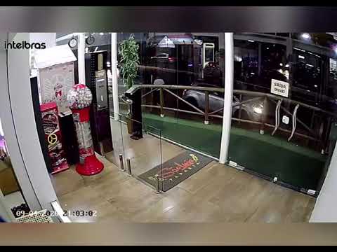 De máscaras contra o coronavírus homens assaltam padaria em São Luís