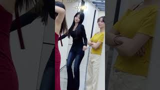#摇太阳 #下班后的日常 #舞台无处不在 #shortsvideo #dance #nurses #护士跳舞