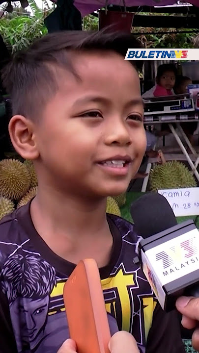 Telatah Si Cilik Jual Durian Curi Perhatian Ramai