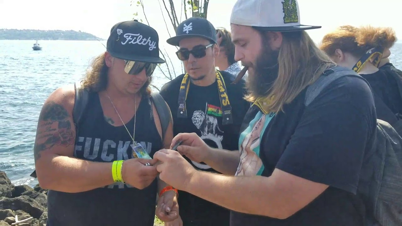 4 FOOT BONG HITS!!!!!!!