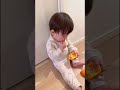 ばあばが送ってくれたみかんを見つけて1人で食べていましたw #1歳半