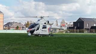 22 April 2022 - Politiehelikopter landt in Wichelen.