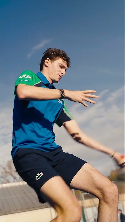 Ugo Humbert inaugura a quadra de tênis reformada pelo programa #Renault #GiveMe5 na França.