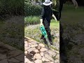 Lavando o revestimento em volta da piscina