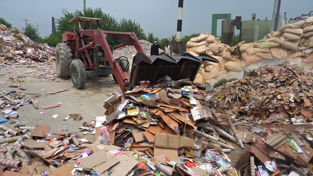 How Super Floating Chrome Paper is Made From Recycling of Cardboard Scrap