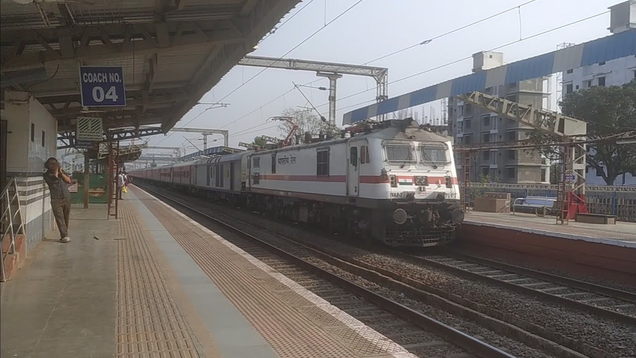 12490 Dadar Western Shri Ganganagar SF Express Meets 16613 Rajkot Coimbatore Express At Saphale. 