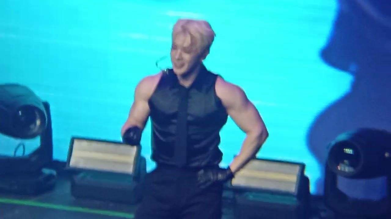 Wonho - Stay Awake Tour en México 20/07/25 -  Wonho presumiendo brazo 😆🫣😍