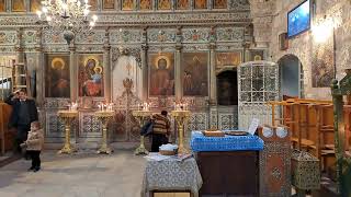 Звонят колокола в церкви Жен Мироносиц, и верующие берут полные тексты молитв на каждую Литургию