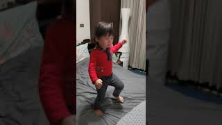 202102121840出生後第1033天(2Y9M28D) 在叔叔房間玩1