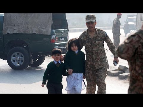 عشرات القتلى والجرحى في هجوم لطالبان على مدرسة غربي باكستان