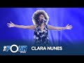 Nega é aplaudida de pé por jurados ao soltar a voz em Canto das Três Raças, de Clara Nunes