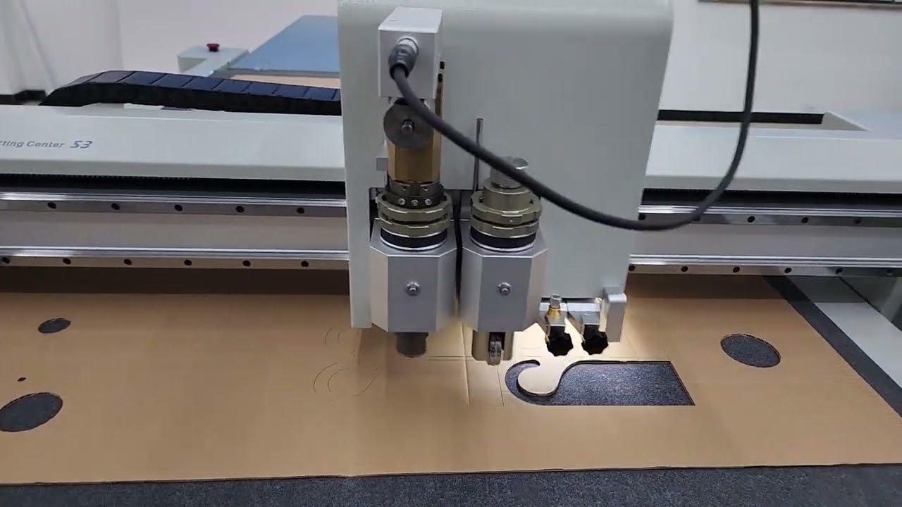 TPS S3 1013 digital cutting machine cutting on corrugated paper