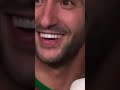 حكيم زياش يضحك بسبب مشجع يهتف بإسمه بصوت عالي