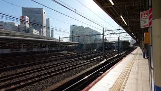 横浜駅を発車する横須賀線E235系電車、到着するサフィール踊り子 Yokosuka Line train E235 series departing from Yokohama Station.