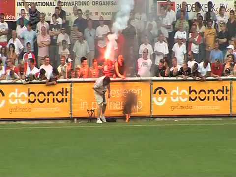 Feyenoord heeft revanche genomen voor de 2-1 nederlaag die het vorig jaar leed tegen BVV Barendrecht. Op een broeierig Sportpark de Bongerd won de ploeg van Mario Been ditmaal met 2-0 van de Hoofdklasse amateurs. Groener Gras Producties maakte een samenvatting van het duel. De samenvatting duurt zes minuten en bevat naast een wedstrijdverslag ook diverse interviews. Namens Feyenoord komen Mario Been, Danny Landzaat, AndwÃ©lÃ© Slory en Jon Dahl Tomasson aan het woord. Ook de Barendrechters Jack van den Berg en Patrick Stolk geven hun visie op het beladen duel. Het wedstrijdcommentaar is van Hans Groenendijk.