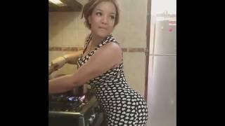 Mujer Hermosa Cocinando