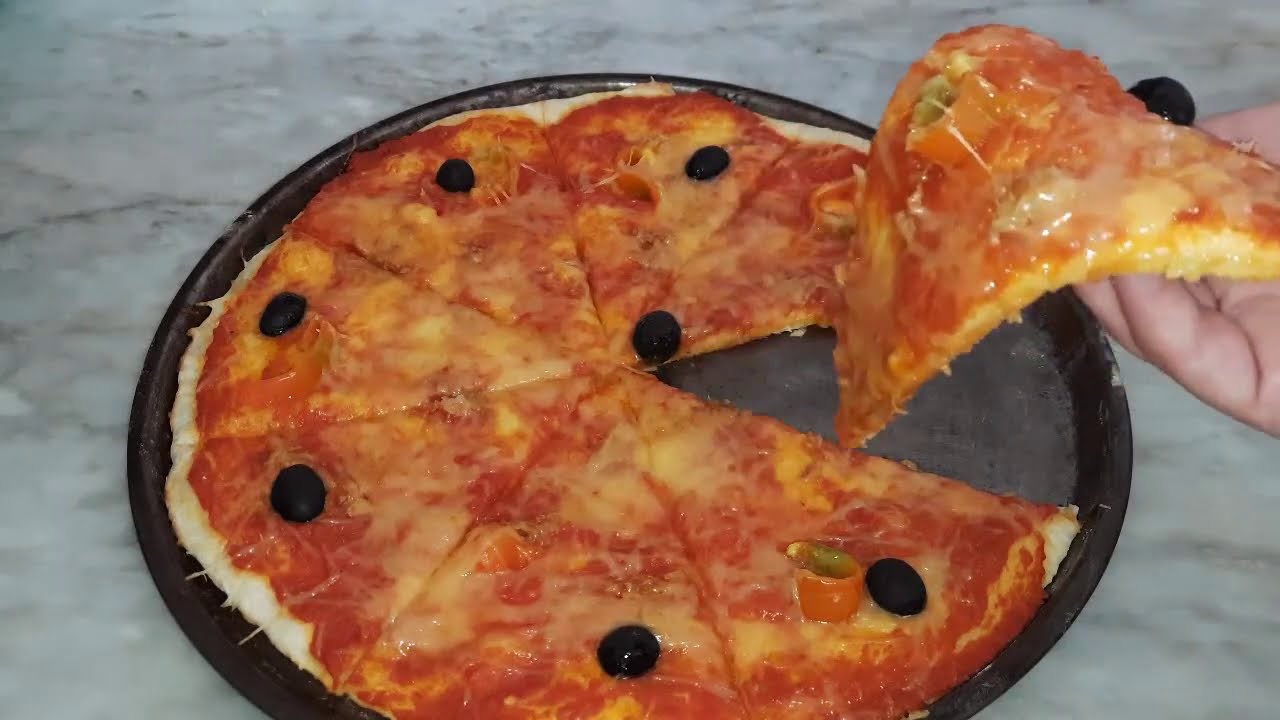 بيتزا بمقادير مضبوطة مثل تاع المحلات و أحسن  ناجحة 100/100 وبنينة ما تشبع