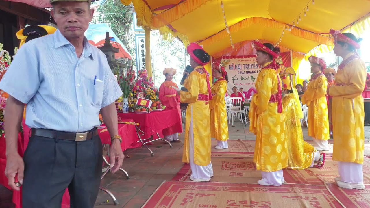 Đội tuyển nữ quan con Hương chùa Hoàng Long thôn Văn Minh' xã Tân Minh- Ninh Bình dâng hương tế lễ 