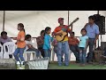 Niñas cantando huayno