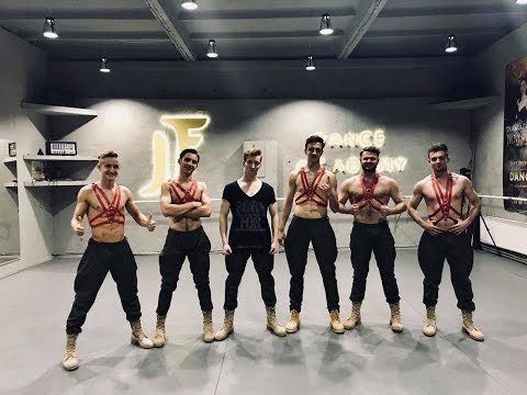 JF Boys - Pe umerii tăi slabi