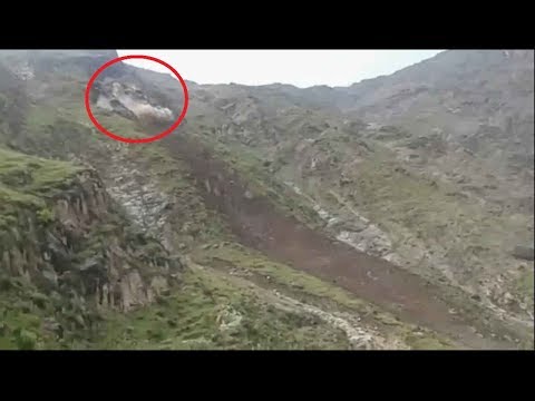 انهيار جبل ضخم على قرية يمنية بالكامل .. وعدسة محترف تلتقط اللحظات المرعبة (فيديو) انهيار جبل ضخم على قرية يمنية بالكامل .. وعدسة محترف تلتقط اللحظات المرعبة (فيديو)