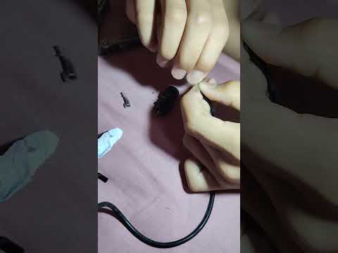 Nag repair sa microphone nisamot ug kaguba. 