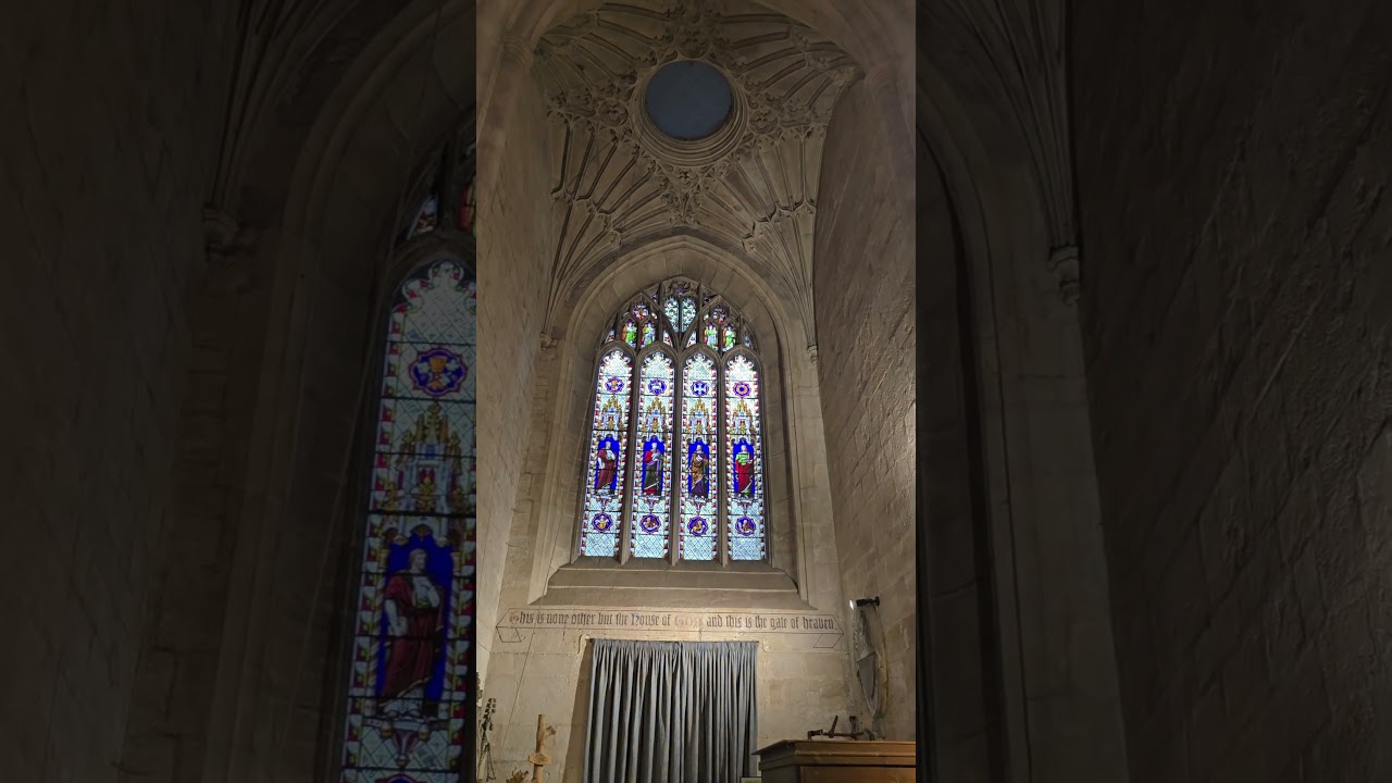 Walking through the timeless beauty of Castle Combe 🇬🇧🌿