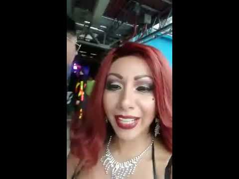 Deysi Araujo probándose peluquitas