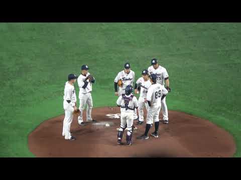 東京ヤクルトスワローズ 3回 伊藤智仁コーチがマウンドの小川泰弘投手の所に向かう 日本シリーズ第3戦 2021/11/23